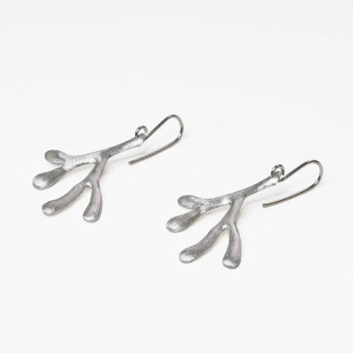 Lange Designer Ohrringe aus mattem Silber  KOOMPLIMENTS