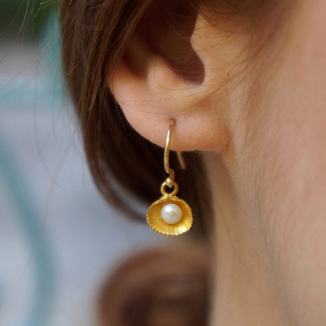 Lange Ohrringe mit Muschel und Perle Ohrringe KOOMPLIMENTS