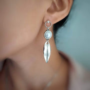 Lange Ohrringe mit weißer Perle - Grosses Blatt Ohrringe KOOMPLIMENTS