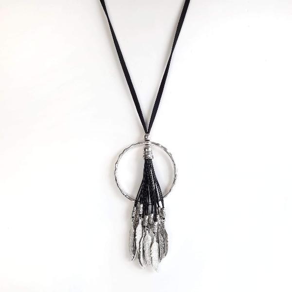 Lange Wildleder Halskette mit Ring und Feder - Plumas Halsketten KOOMPLIMENTS