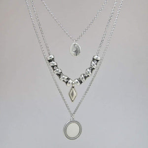 Colliers superposés avec trois petits pendentifs ethniques