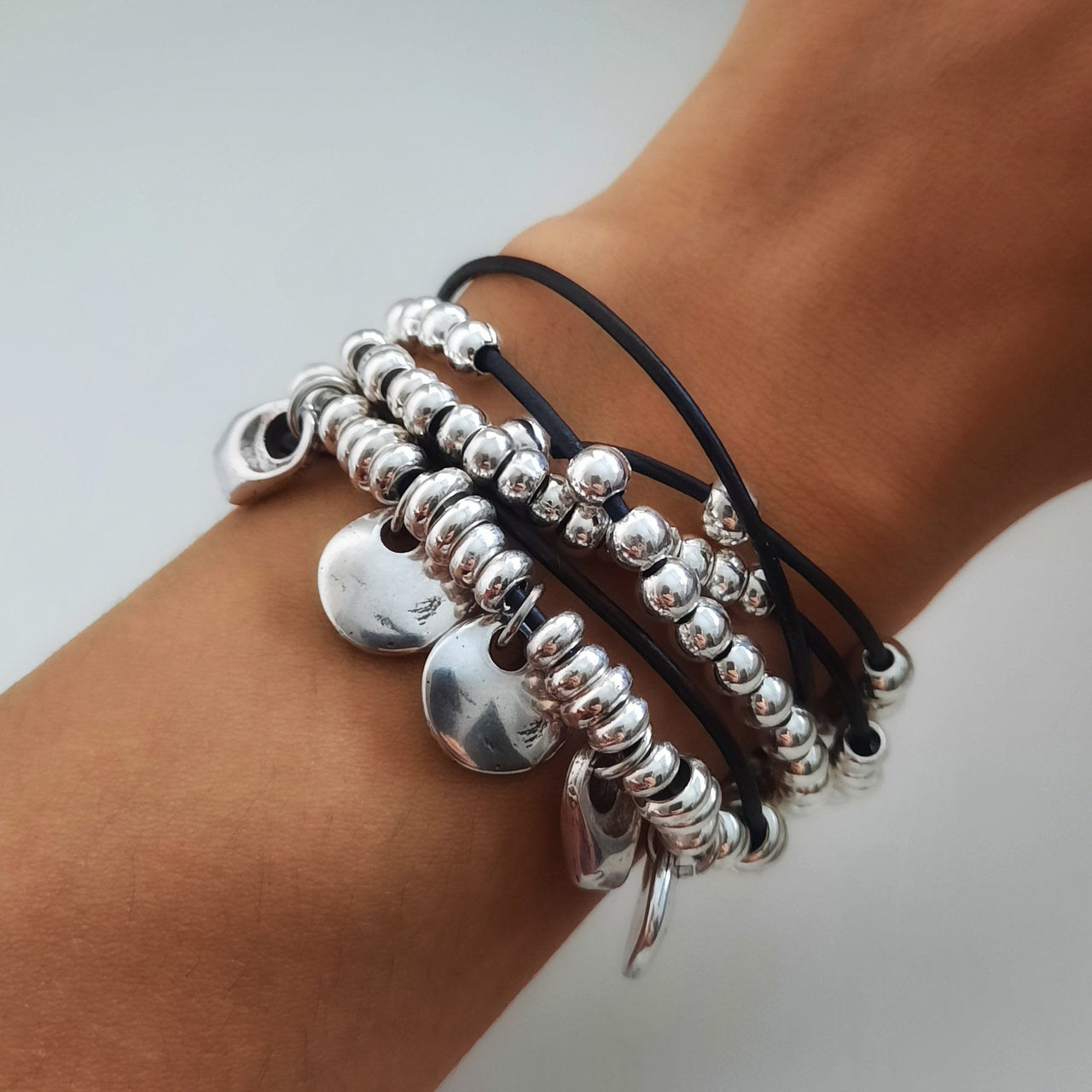 Leder Wickelarmband mit Perlen und Charms - Alicia Armband KOOMPLIMENTS