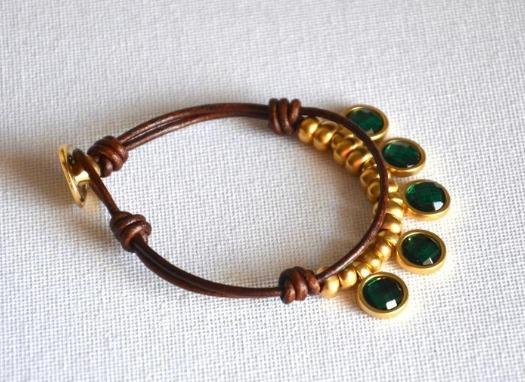 Lederarmband mit grünen Steinen - Esmeralda Armband KOOMPLIMENTS