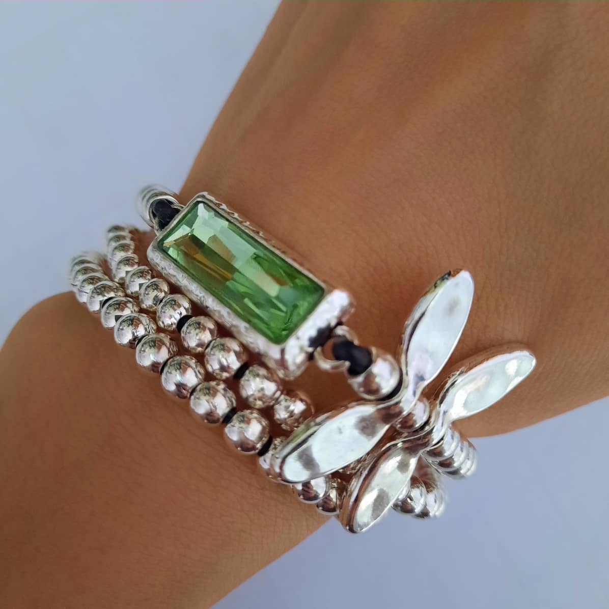 Lederarmband mit Silbernen Perlen und Schmetterling - Butterfly Grün Armband KOOMPLIMENTS