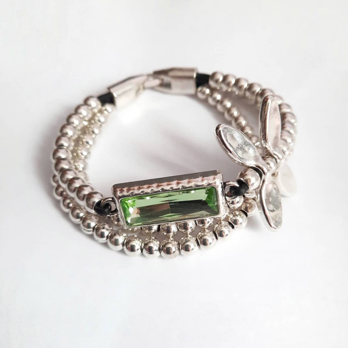 Lederarmband mit Silbernen Perlen und Schmetterling - Butterfly Grün Armband KOOMPLIMENTS