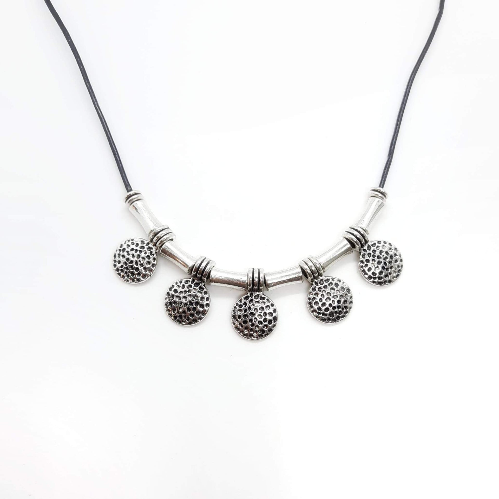 Lederhalsband mit runden Silber Medaillons - Kenia Halsketten KOOMPLIMENTS