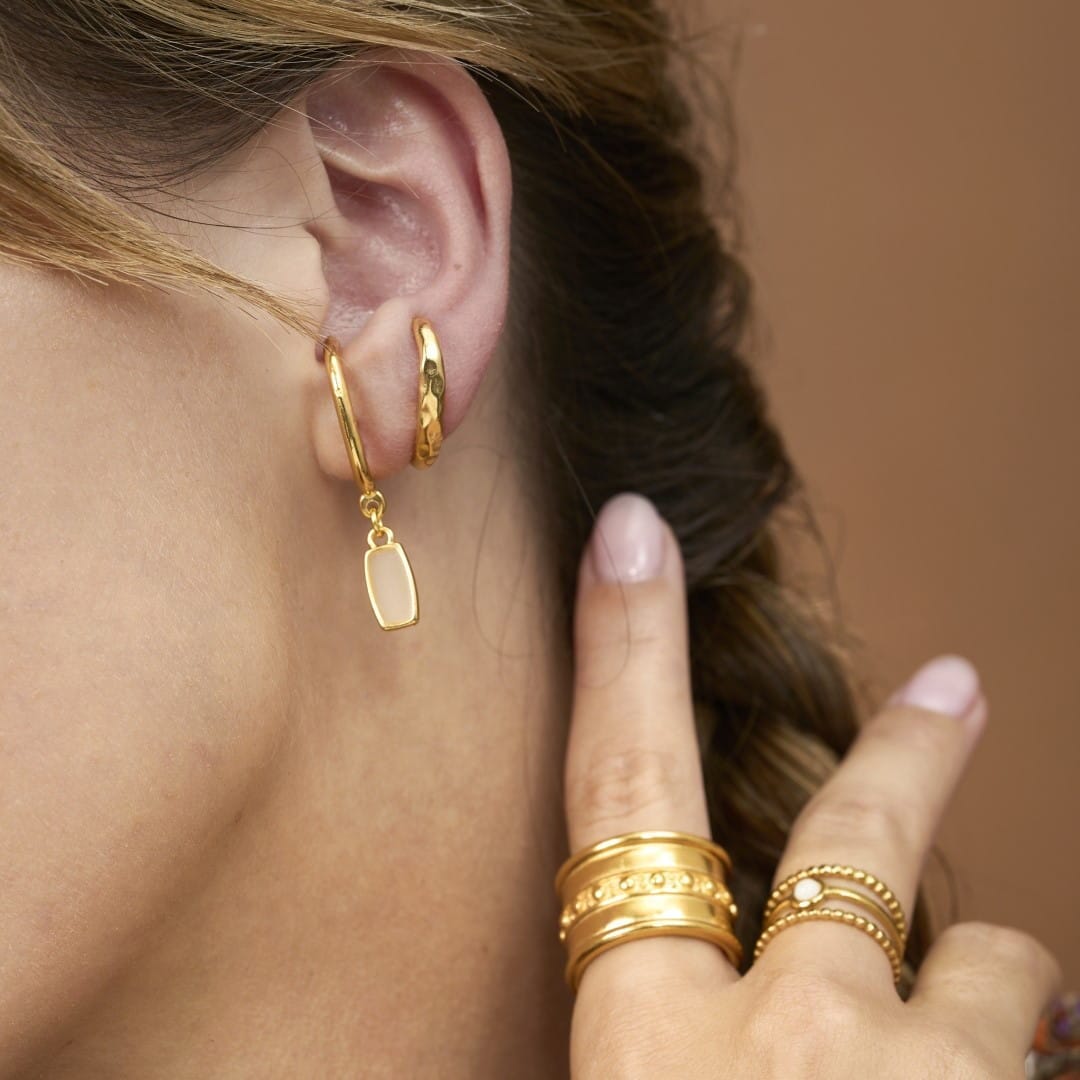 Lineare Gold Ohrringe mit Charms Ohrringe KOOMPLIMENTS
