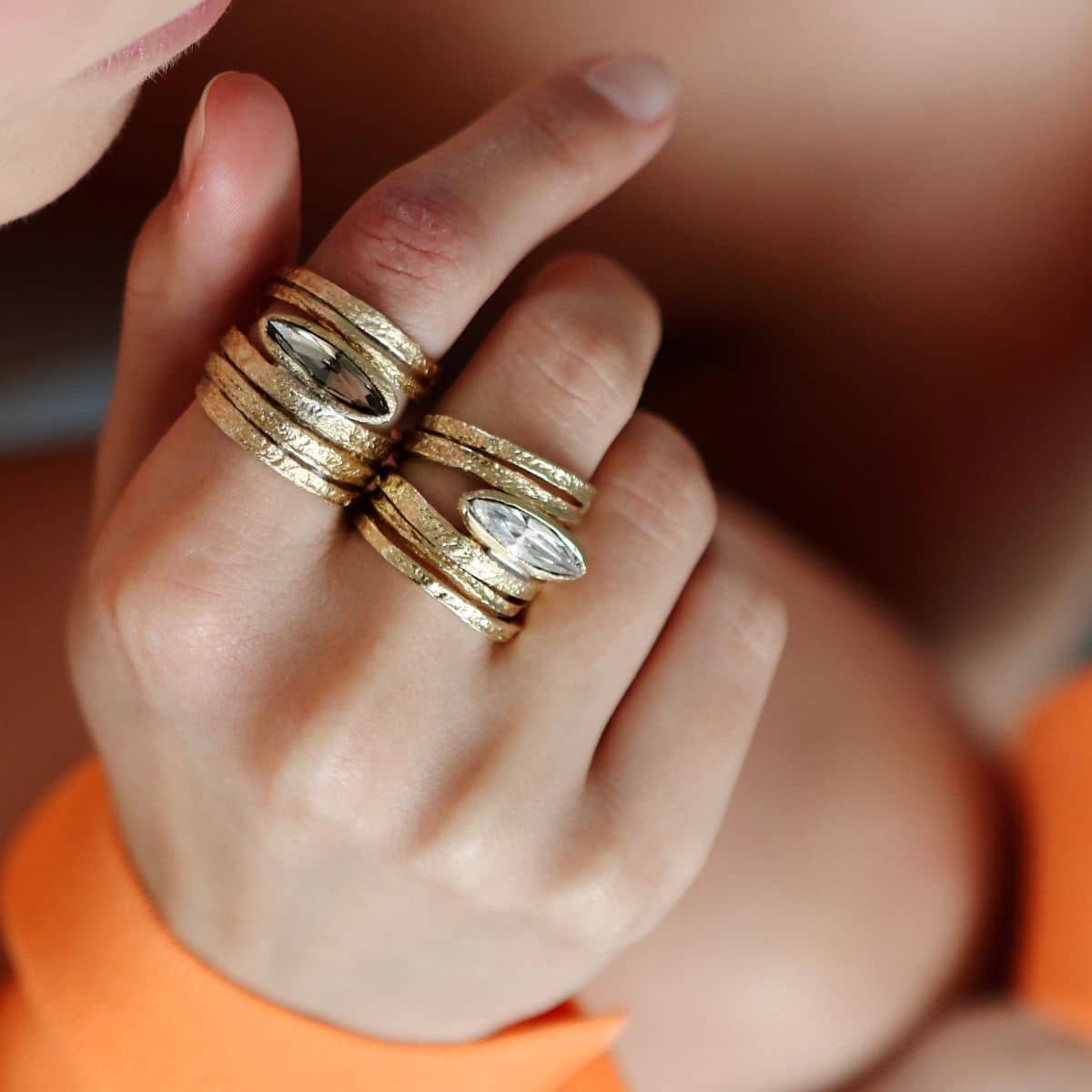Linien Design Ring mit blau Swarovski-Kristall - ADORE Gray Ringe KOOMPLIMENTS