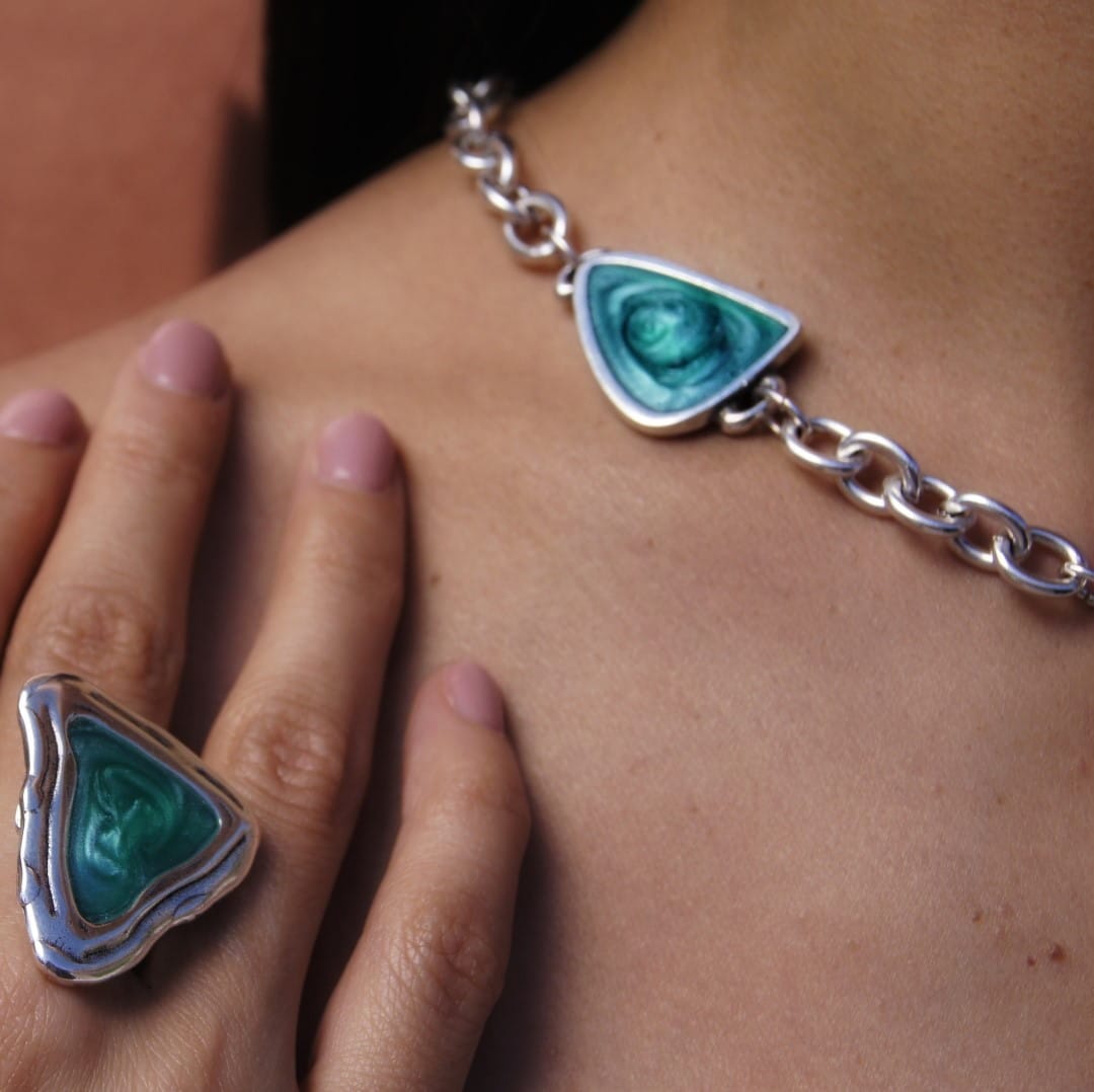 Massiver Ring mit grünem Dreieck - ZYKLON Ringe KOOMPLIMENTS