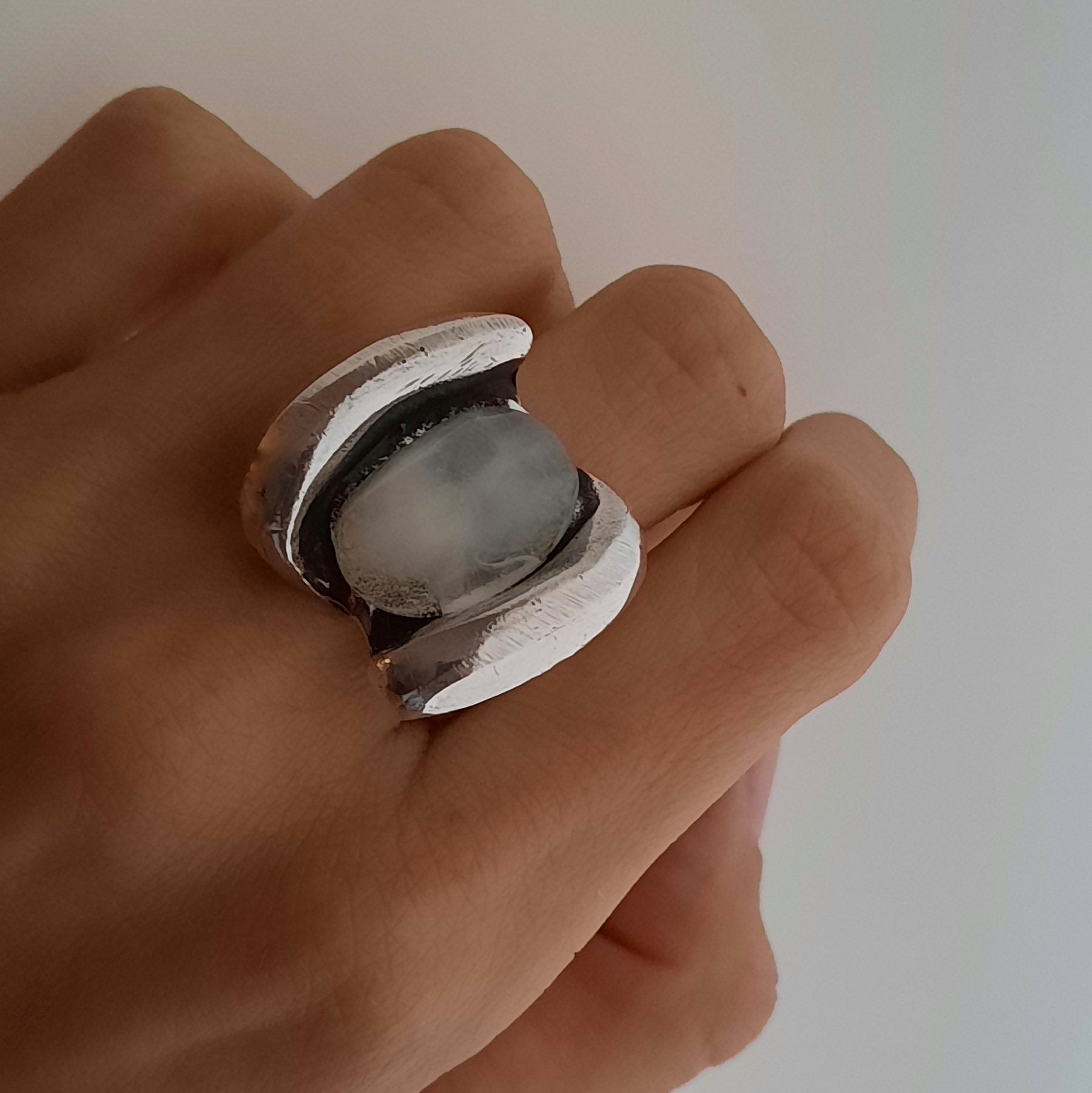 Massiver Silber Ring mit weissem Harz Stein - Earth White Ringe KOOMPLIMENTS