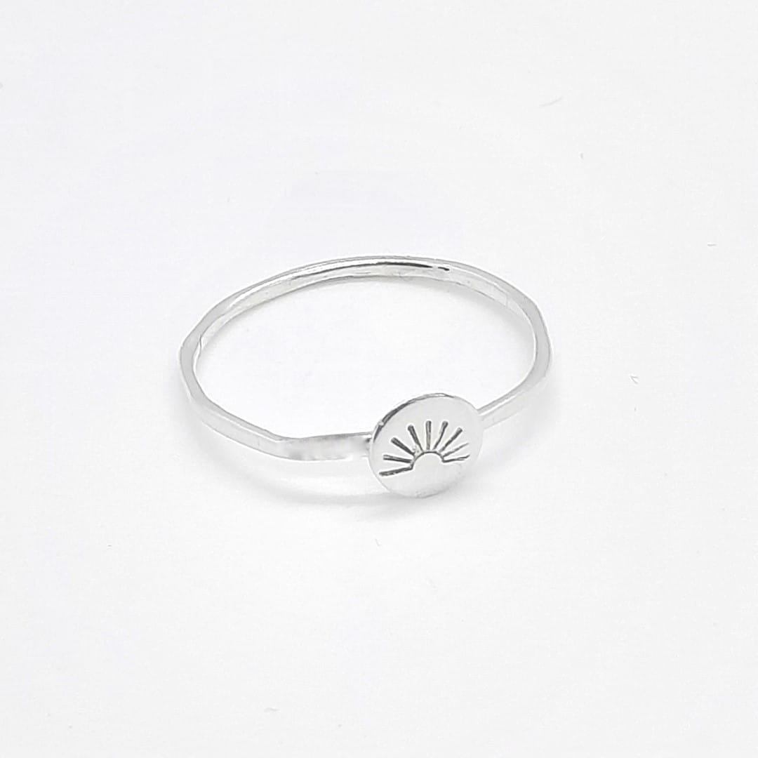 Minimalistischer feiner Silber Ring mit Sunset Symbol der Sonne Ringe KOOMPLIMENTS 