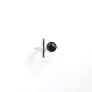 Minimalistischer Ring mit Linie und schwarzem Punkt Ringe KOOMPLIMENTS
