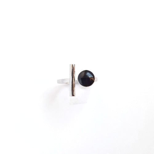 Minimalistischer Ring mit Linie und schwarzem Punkt Ringe KOOMPLIMENTS
