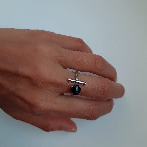 Minimalistischer Ring mit Linie und schwarzem Punkt Ringe KOOMPLIMENTS