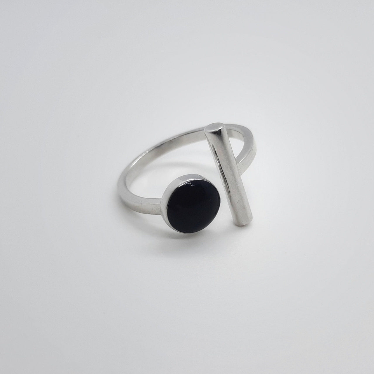 Minimalistischer Ring mit Linie und schwarzem Punkt Ringe KOOMPLIMENTS
