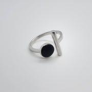 Minimalistischer Ring mit Linie und schwarzem Punkt Ringe KOOMPLIMENTS