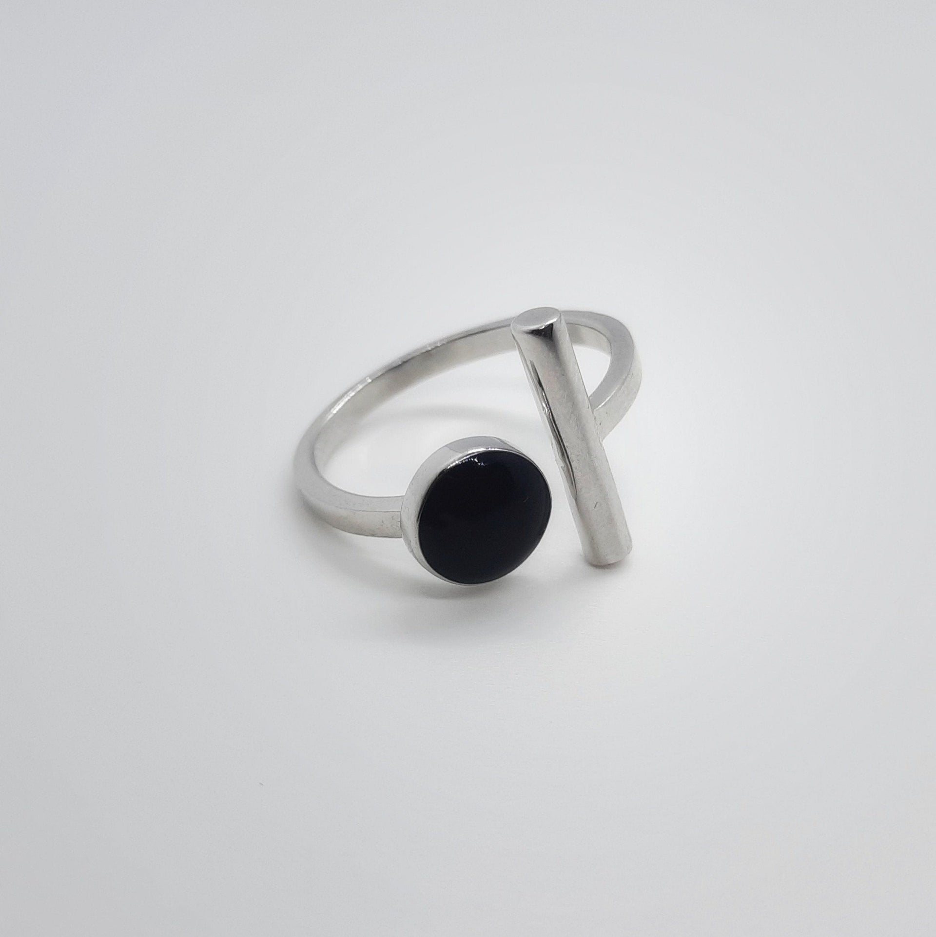 Minimalistischer Ring mit Linie und schwarzem Punkt Ringe KOOMPLIMENTS