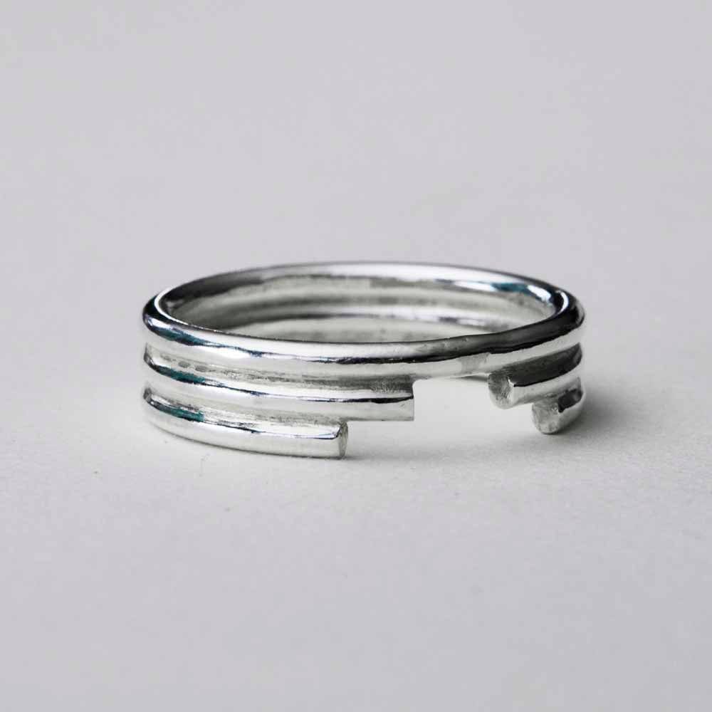 Minimalistischer Silberring mit Linien - ASHES Ringe KOOMPLIMENTS
