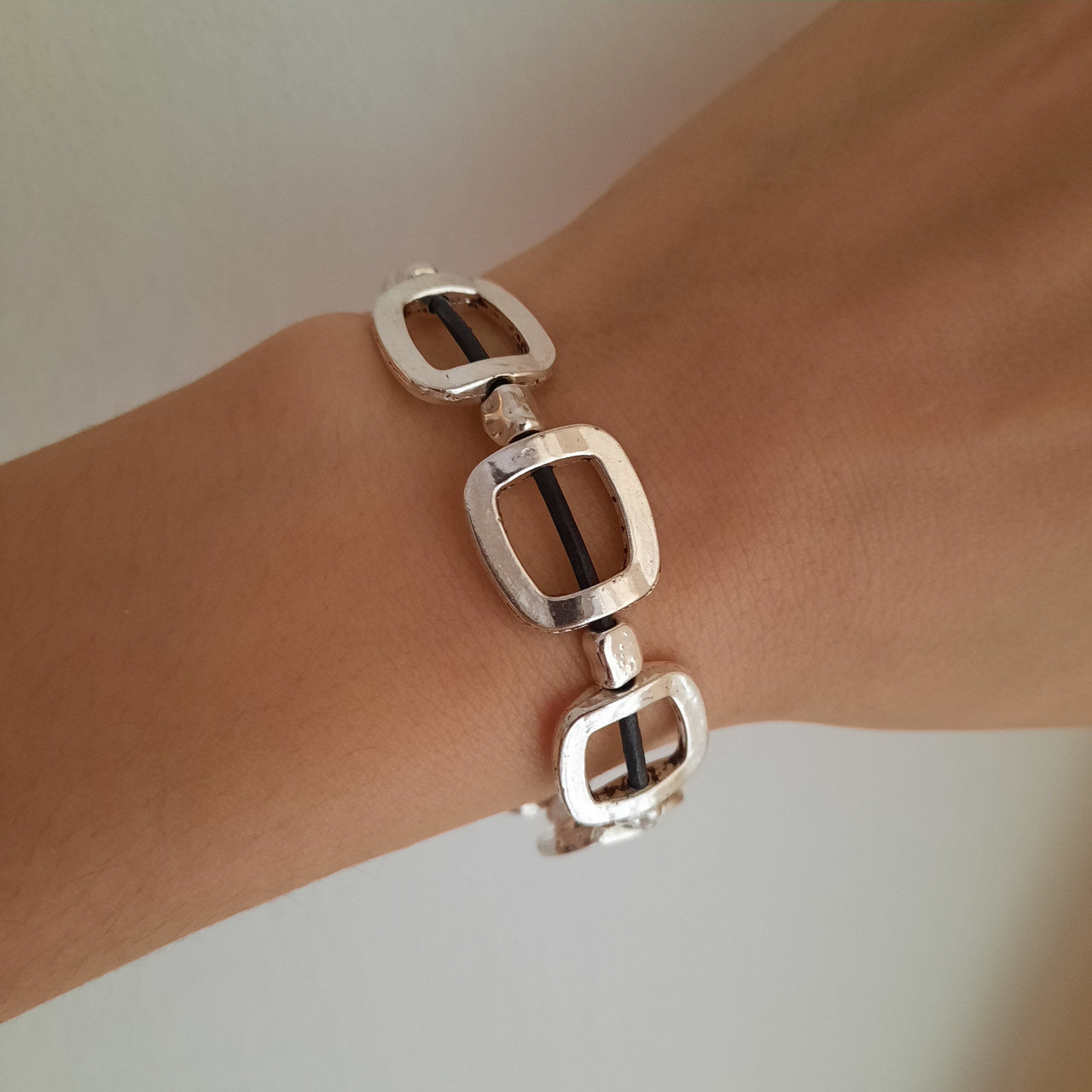 Minimalistisches Armband mit Vierecken - Reflexion Armband KOOMPLIMENTS