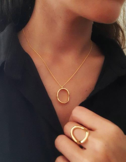 Moderne Halskette mit ovalem Anhänger Gold - Cosmos Halsketten KOOMPLIMENTS