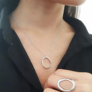 Moderne Halskette mit ovalem Anhänger Silber - Cosmos Halsketten KOOMPLIMENTS