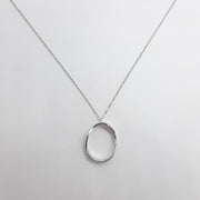 Moderne Halskette mit ovalem Anhänger Silber - Cosmos Halsketten KOOMPLIMENTS