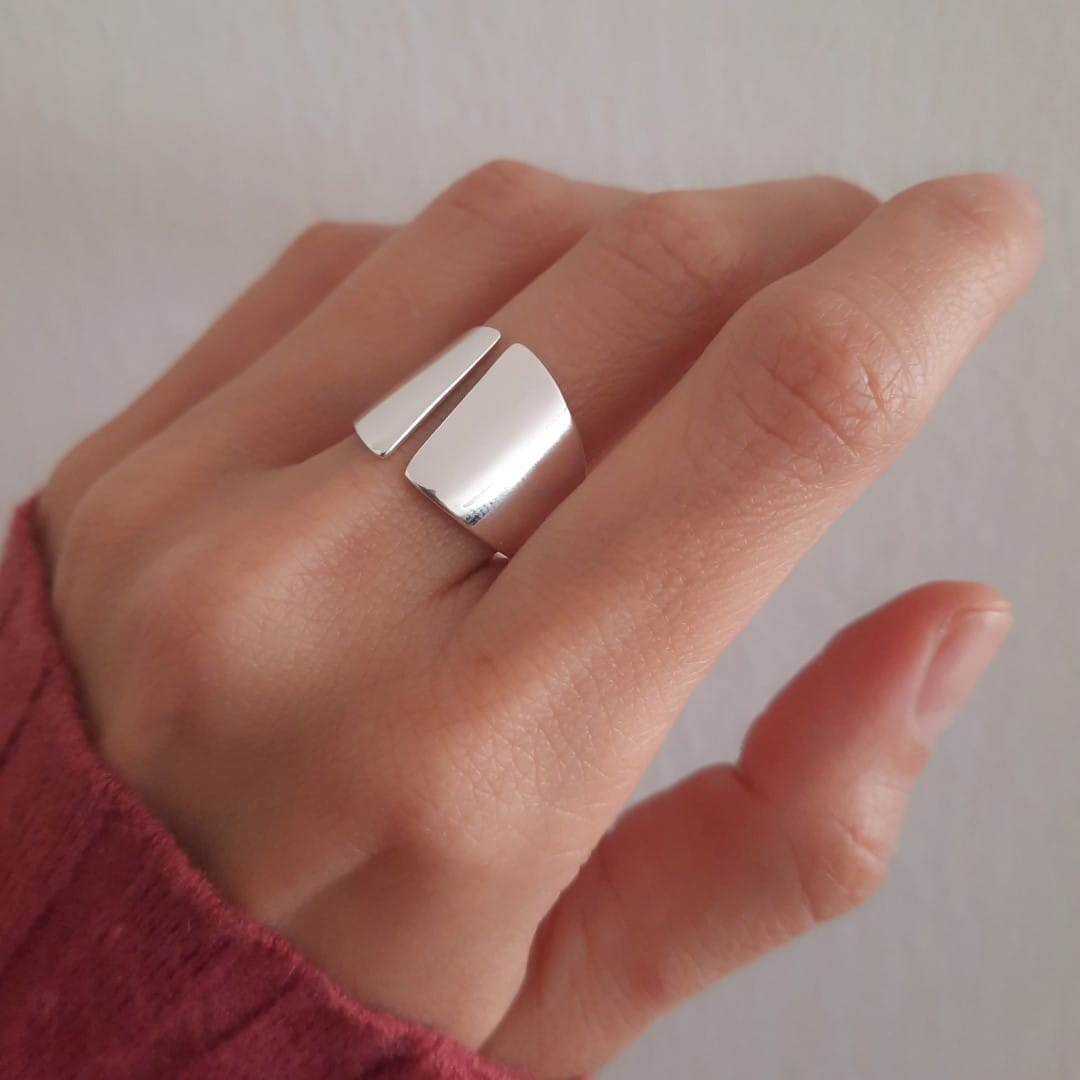 Moderner breiter Ring aus Silber Ringe KOOMPLIMENTS