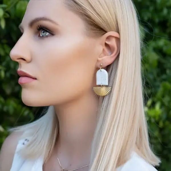 Ohrringe aus Fimo mit einem goldenen Halbkreis - ISLA KOOMPLIMENTS