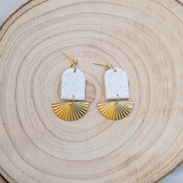Ohrringe aus Fimo mit einem goldenen Halbkreis - ISLA KOOMPLIMENTS