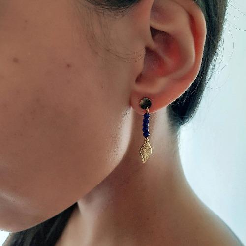 Ohrringe Gold mit Blatt und blauen Perlen Ohrringe KOOMPLIMENTS