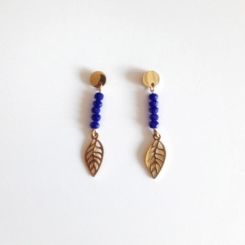 Ohrringe Gold mit Blatt und blauen Perlen Ohrringe KOOMPLIMENTS