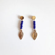 Ohrringe Gold mit Blatt und blauen Perlen Ohrringe KOOMPLIMENTS
