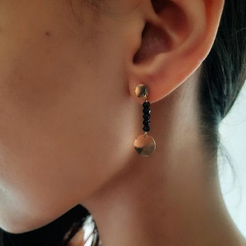 Ohrringe Gold mit Medaillon und schwarzen Perlen Ohrringe KOOMPLIMENTS