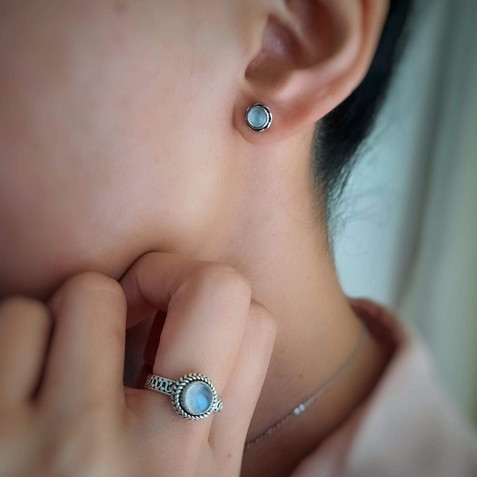 Ohrstecker aus Silber mit Mondstein - JAIPUR Ohrstecker KOOMPLIMENTS