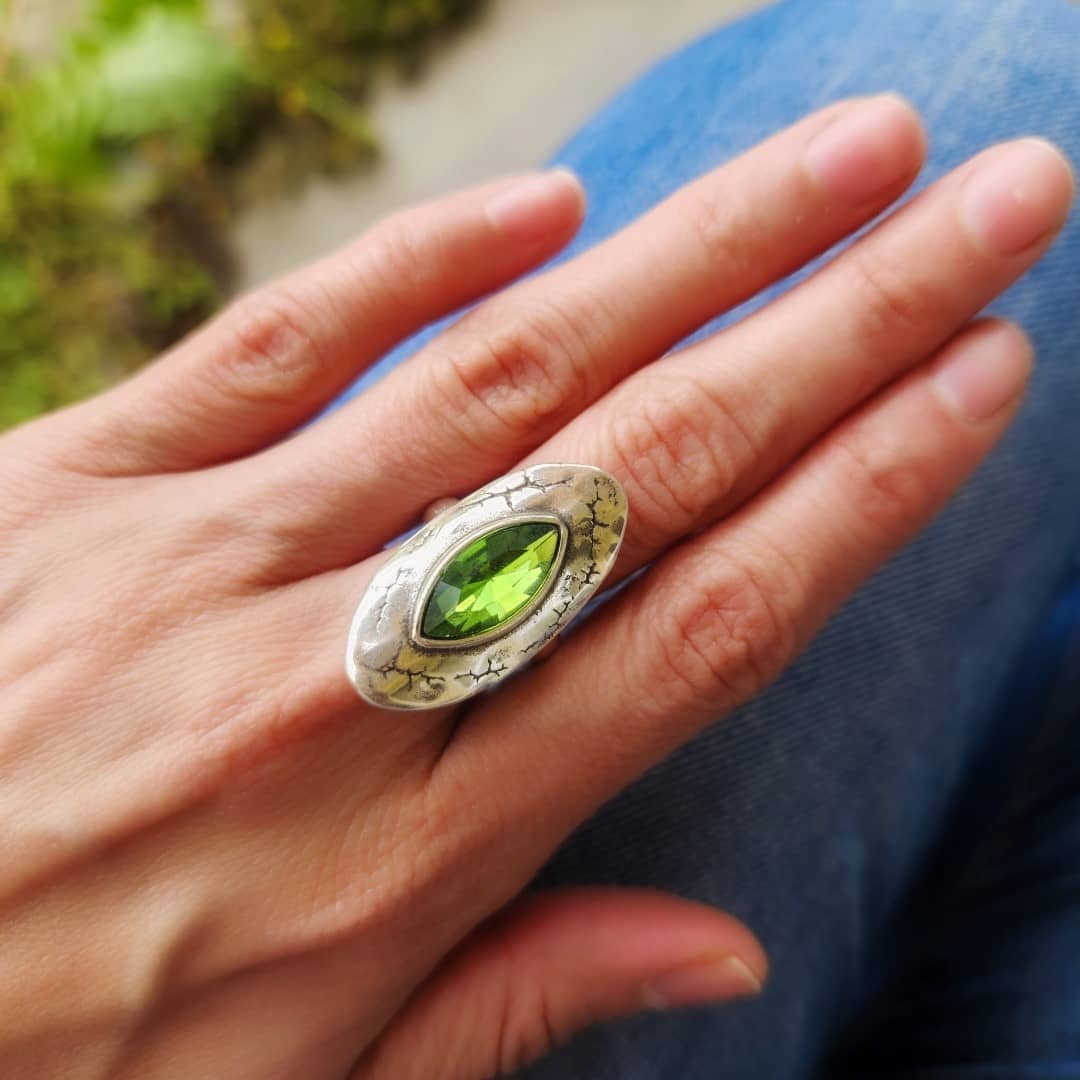 Ovaler Ring mit grünem Kristall Ringe KOOMPLIMENTS 