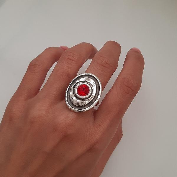 Ovaler Ring mit rotem Swarovski-Steinknopf Ringe KOOMPLIMENTS