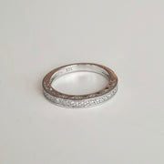 Ring aus Silber umgeben von Edelsteinen - Eternity Ringe KOOMPLIMENTS
