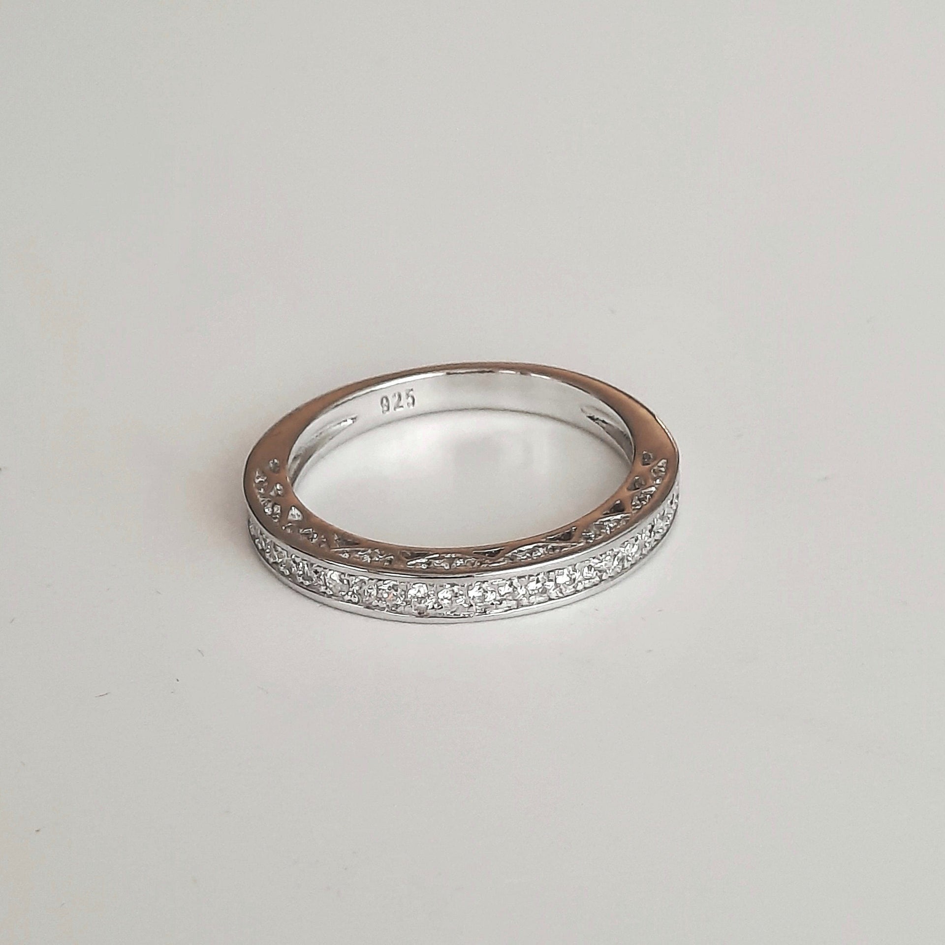 Ring aus Silber umgeben von Edelsteinen - Eternity Ringe KOOMPLIMENTS