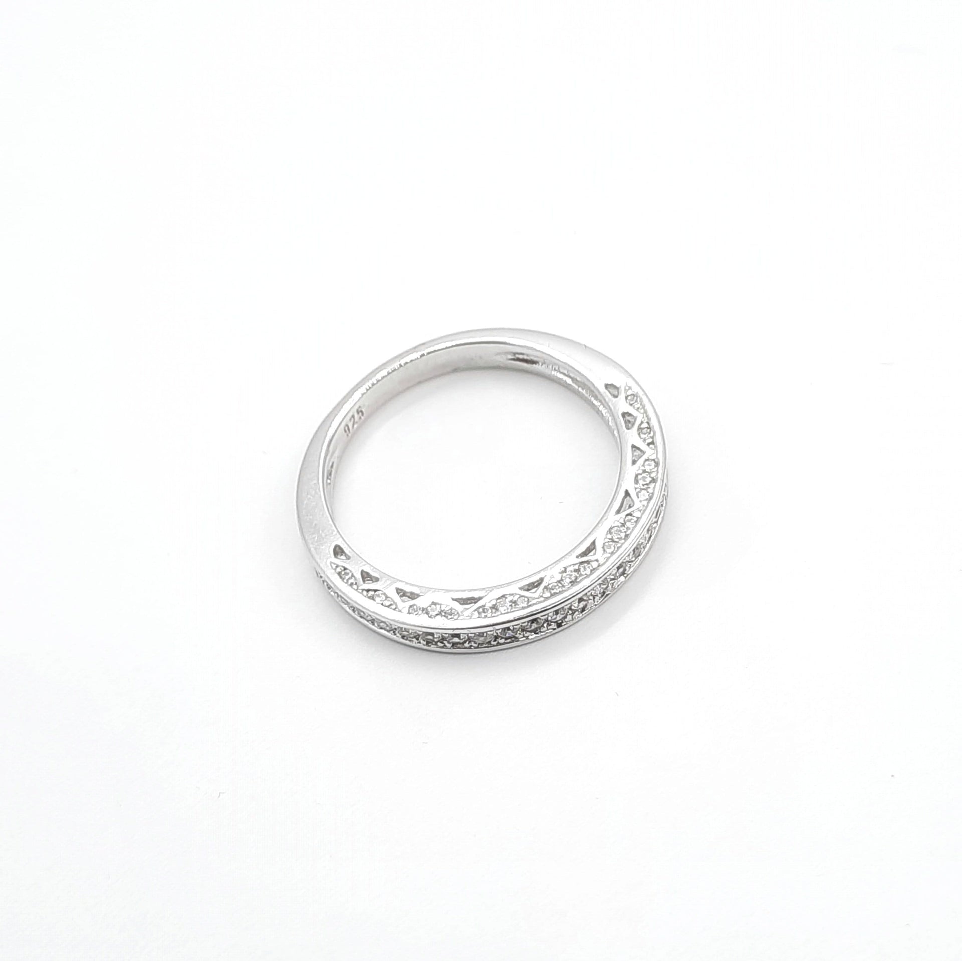 Ring aus Silber umgeben von Edelsteinen - Eternity Ringe KOOMPLIMENTS