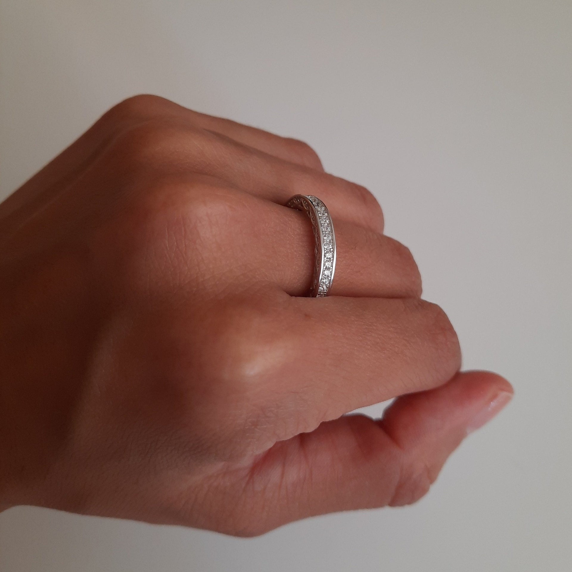 Ring aus Silber umgeben von Edelsteinen - Eternity Ringe KOOMPLIMENTS