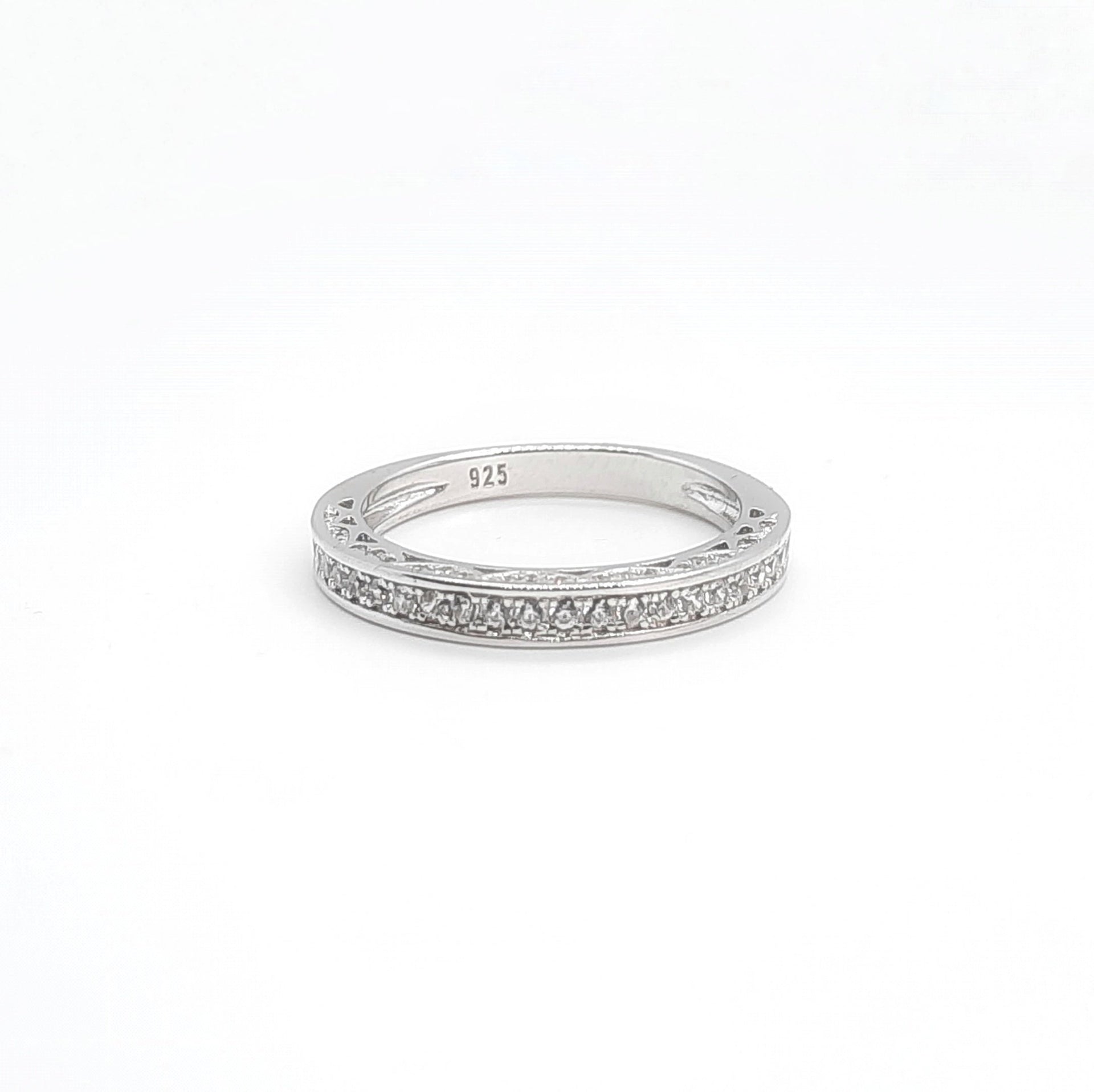 Ring aus Silber umgeben von Edelsteinen - Eternity Ringe KOOMPLIMENTS