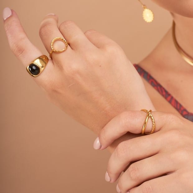 Ring mit schwarzem Stein Ringe KOOMPLIMENTS