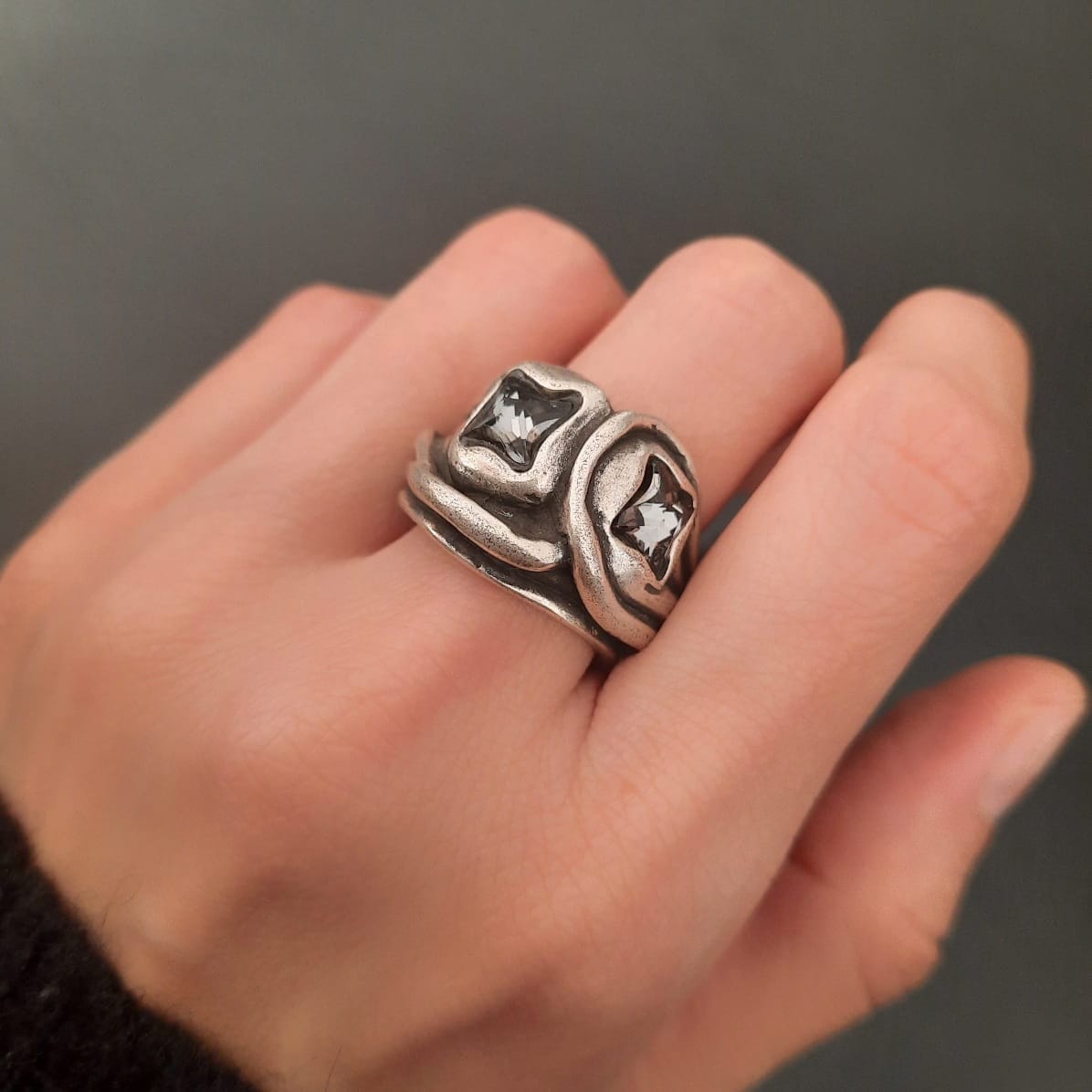 Robuster Ring mit grauen Swarovski Kristallen - Zeitgenössisch Ringe KOOMPLIMENTS