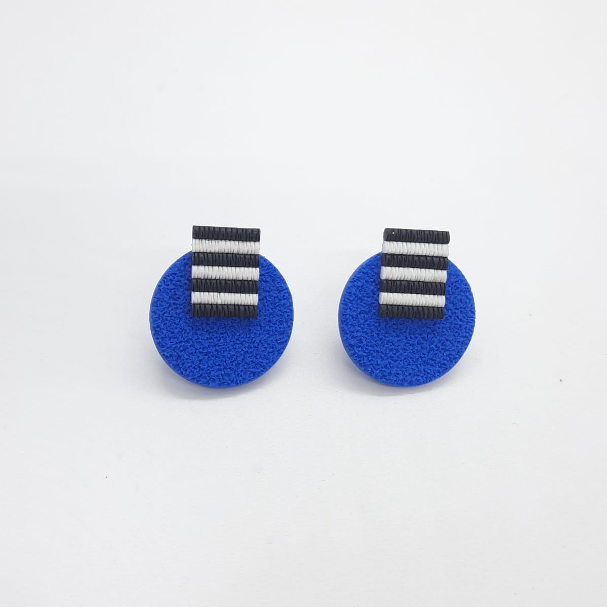 Runde moderne Ohrstecker aus Fimo Blau Ohrstecker KOOMPLIMENTS
