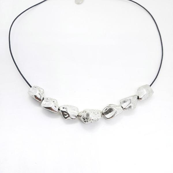 Schwarze Halskette mit Perlen - Meteoriten Halsketten KOOMPLIMENTS