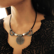 Schwarzes Leder Halsband mit ethnischen Anhänger Halsketten KOOMPLIMENTS