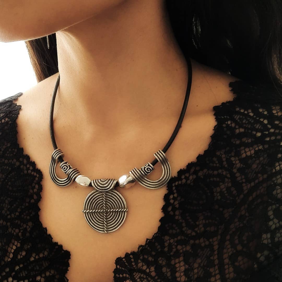 Schwarzes Leder Halsband mit ethnischen Anhänger Halsketten KOOMPLIMENTS