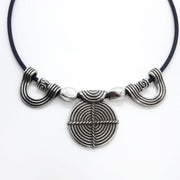 Schwarzes Leder Halsband mit ethnischen Anhänger Halsketten KOOMPLIMENTS