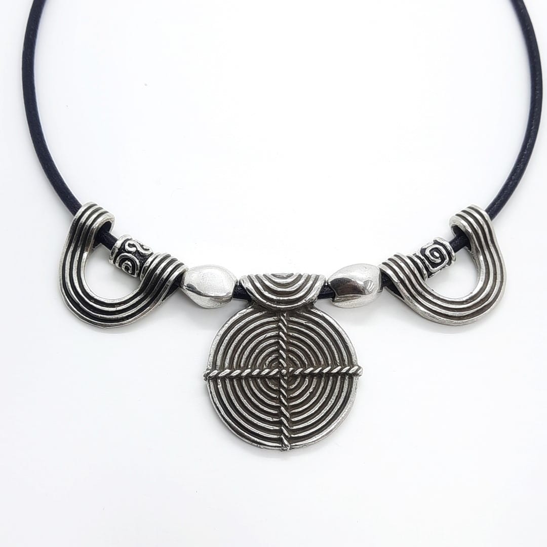 Schwarzes Leder Halsband mit ethnischen Anhänger Halsketten KOOMPLIMENTS