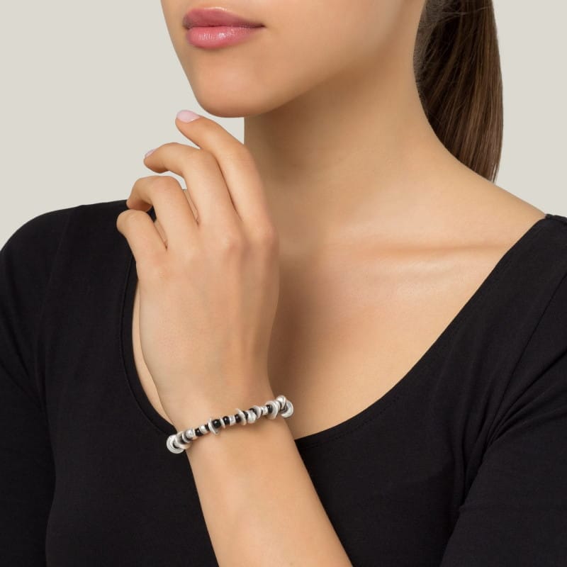 Schwarzes Lederarmband mit Scheiben und Perlen Armband KOOMPLIMENTS